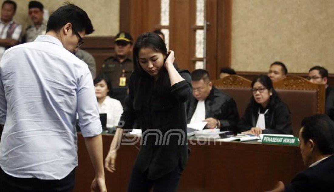 Terdakwa kasus pembunuhan berencana kepada teman kuliahnya, Wayan Mirna Salihin, Jessica Kumala Wongso menjalani sidang lanjutan di Pengadilan Negeri Jakarta Pusat, Jakarta, Selasa (12/7). Sidang tersebut mendengarkan keterangan saksi Suami Wayan Mirna Salihin, Arief Sumarko, Ayah Mirna, Darmawan Salihin dan saudara kembar Mirna, Arief Sumarko. Foto : Ricardo/JPNN.com - JPNN.com