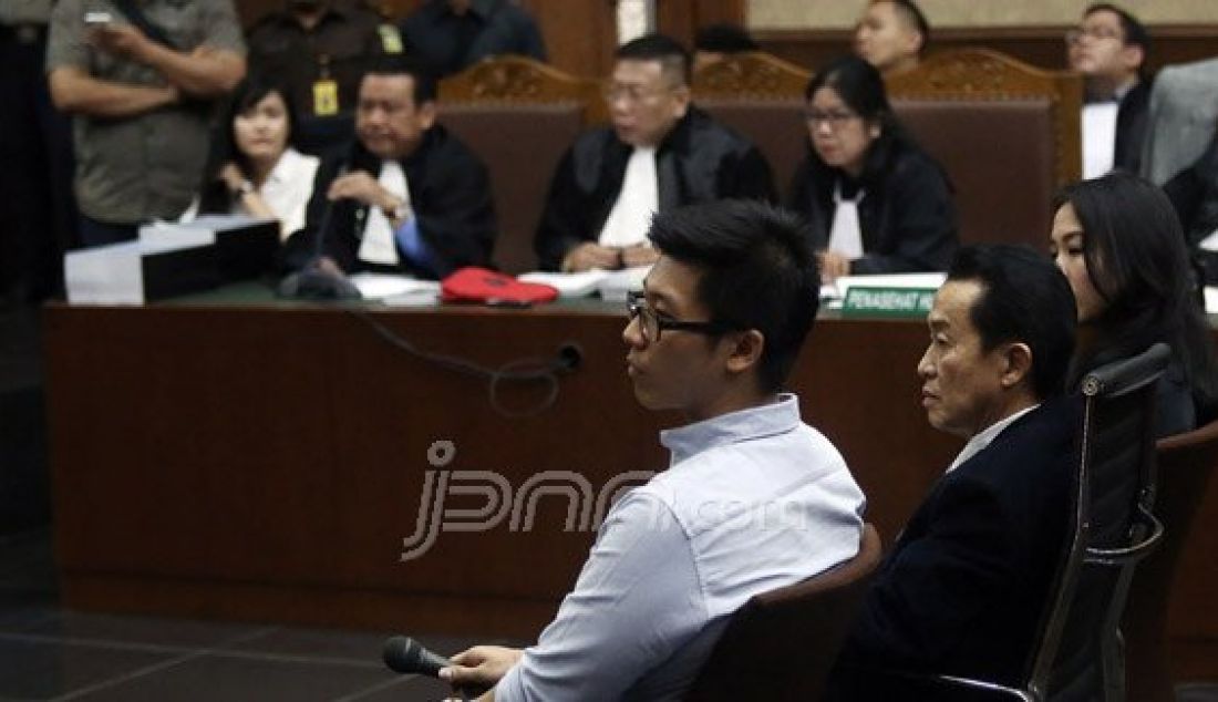 Terdakwa kasus pembunuhan berencana kepada teman kuliahnya, Wayan Mirna Salihin, Jessica Kumala Wongso menjalani sidang lanjutan di Pengadilan Negeri Jakarta Pusat, Jakarta, Selasa (12/7). Sidang tersebut mendengarkan keterangan saksi Suami Wayan Mirna Salihin, Arief Sumarko, Ayah Mirna, Darmawan Salihin dan saudara kembar Mirna, Arief Sumarko. Foto : Ricardo/JPNN.com - JPNN.com