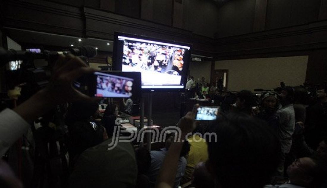 Rekaman CCTV diperlihatkan di ruang sidang Pengadilan Negeri Jakarta Pusat, Jakarta, Rabu (13/7). Sidang mendengarkan keterangan sejumlah saksi. Foto: Ricardo/JPNN.com - JPNN.com