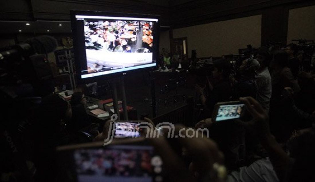 Rekaman CCTV diperlihatkan di ruang sidang Pengadilan Negeri Jakarta Pusat, Jakarta, Rabu (13/7). Sidang mendengarkan keterangan sejumlah saksi. Foto: Ricardo/JPNN.com - JPNN.com