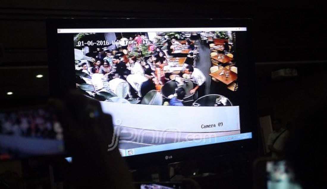 Rekaman CCTV diperlihatkan di ruang sidang Pengadilan Negeri Jakarta Pusat, Jakarta, Rabu (13/7). Sidang mendengarkan keterangan sejumlah saksi. Foto: Ricardo/JPNN.com - JPNN.com