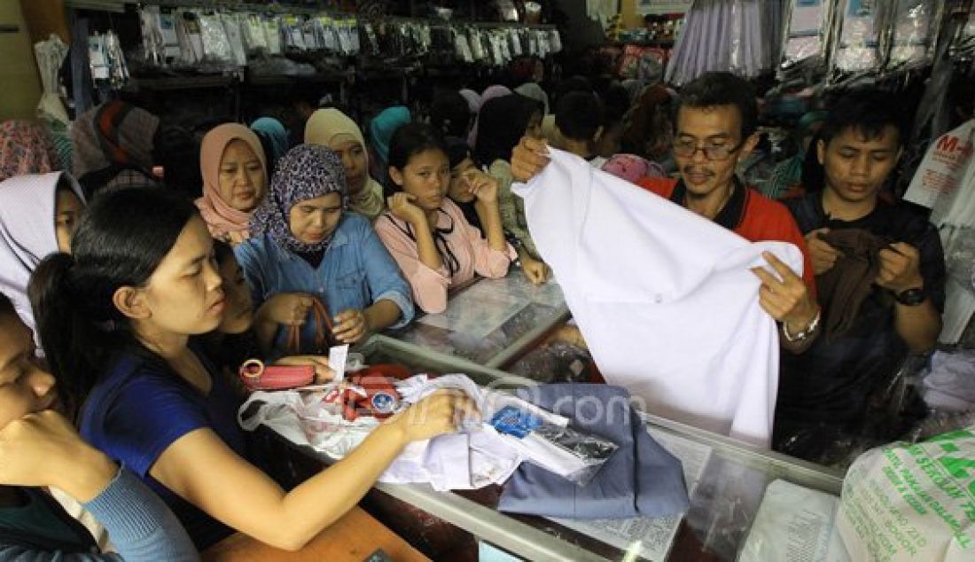 Toko perlengkapan sekolah disesaki pembeli yang akan membeli aneka kebutuhan seragam sekolah di sebuah toko di jln pengadilan kota Bogor, Jawa Barat, Selasa (12/7). Tahun ajaran baru akan dimulai Senin 16 Juli mendatang. Foto: Sofyansyah/Radar Bogor - JPNN.com