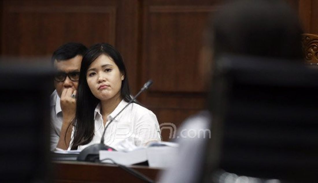 Terdakwa kasus pembunuhan berencana kepada teman kuliahnya, Wayan Mirna Salihin, Jessica Kumala Wongso menjalani sidang lanjutan di Pengadilan Negeri Jakarta Pusat, Jakarta, Rabu (13/7). Sidang tersebut mendengarkan keterangan saksi Teman dekat Wayan Mirna Salihin, Hani Juwita Boon, pegawai Kafe Olivier Grand Indonesia, yakni Rangga, sebagai peracik (barista) es kopi vietnamese, Jukiah selaku kasir, dan Agus Triyono. Foto : Ricardo/JPNN.com - JPNN.com