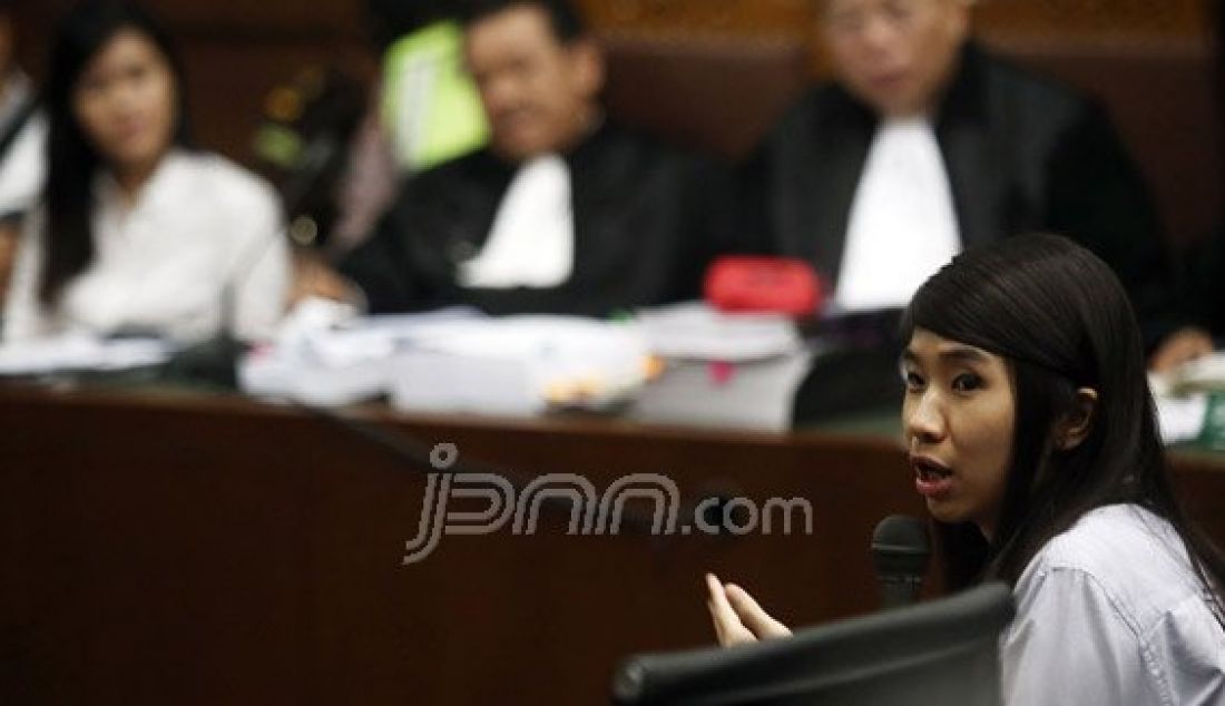 Teman dekat Wayan Mirna Salihin, Hani Juwita Boon bersaksi pada sidang kasus pembunuhan berencana kepada teman kuliahnya, Wayan Mirna Salihin dengan terdakwa Jessica Kumala Wongso di Pengadilan Negeri Jakarta Pusat, Jakarta, Rabu (13/7). Sidang tersebut mendengarkan keterangan saksi Teman dekat Wayan Mirna Salihin, Hani Juwita Boon, pegawai Kafe Olivier Grand Indonesia, yakni Rangga, sebagai peracik (barista) es kopi vietnamese, Jukiah selaku kasir, dan Agus Triyono. Foto : Ricardo/JPNN.com - JPNN.com