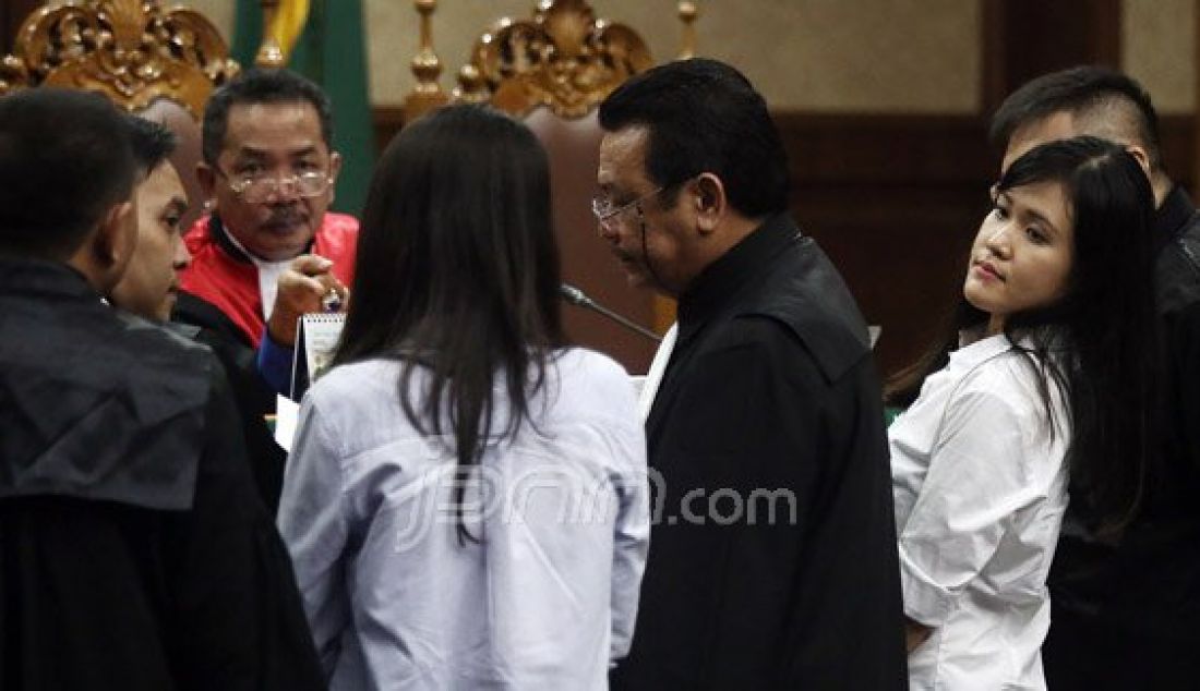 Terdakwa kasus pembunuhan berencana kepada teman kuliahnya, Wayan Mirna Salihin, Jessica Kumala Wongso menjalani sidang lanjutan di Pengadilan Negeri Jakarta Pusat, Jakarta, Rabu (13/7). Sidang tersebut mendengarkan keterangan saksi Teman dekat Wayan Mirna Salihin, Hani Juwita Boon, pegawai Kafe Olivier Grand Indonesia, yakni Rangga, sebagai peracik (barista) es kopi vietnamese, Jukiah selaku kasir, dan Agus Triyono. Foto : Ricardo/JPNN.com - JPNN.com