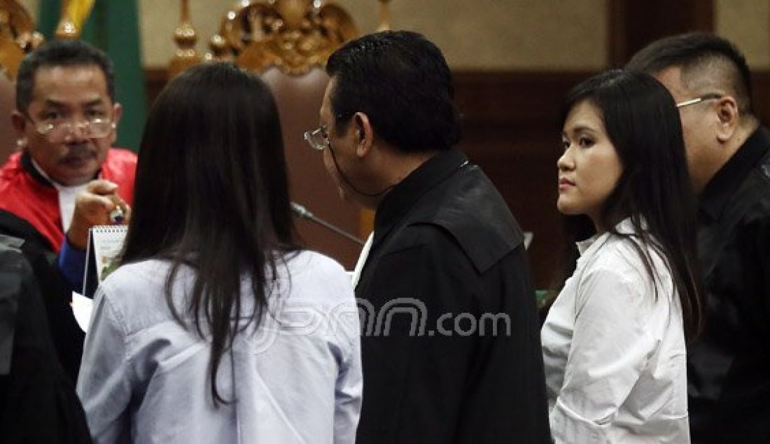 Terdakwa kasus pembunuhan berencana kepada teman kuliahnya, Wayan Mirna Salihin, Jessica Kumala Wongso menjalani sidang lanjutan di Pengadilan Negeri Jakarta Pusat, Jakarta, Rabu (13/7). Sidang tersebut mendengarkan keterangan saksi Teman dekat Wayan Mirna Salihin, Hani Juwita Boon, pegawai Kafe Olivier Grand Indonesia, yakni Rangga, sebagai peracik (barista) es kopi vietnamese, Jukiah selaku kasir, dan Agus Triyono. Foto : Ricardo/JPNN.com - JPNN.com