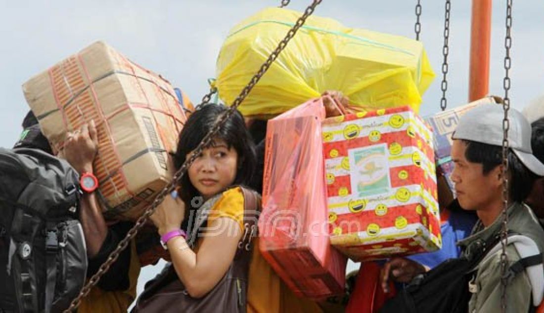 Pasca Lebaran kembali dimanfaatkan beberapa masyarakat di berbagai pelosok nusantara mencari pekerjaan. Salah satu tujuan ideal mereka adalah Samarinda. Dinas Kependudukan dan Catatan Sipil (Disdukcapil) Samarinda memperkirakan ada 2.000 pendatang merapat di Kota Tepian saat ini. Foto: Bagus/Samarinda Pos - JPNN.com