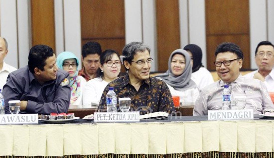 Menteri Dalam Negeri Tjahjo Kumolo menyerahkan Data Penduduk Potensial Pemilih Pilkada (DP4) untuk pilkada serentak 2017 kepada Plt KPU Hadar Nafis Gumay, Jakarta, Kamis (14/7). DP4 diserahkan ke KPU untuk segera diverifikasi, agar tidak membingungkan petugas saat melakukan pencocokan dan penelitian di lapangan. Foto: Ricardo/JPNN.com - JPNN.com