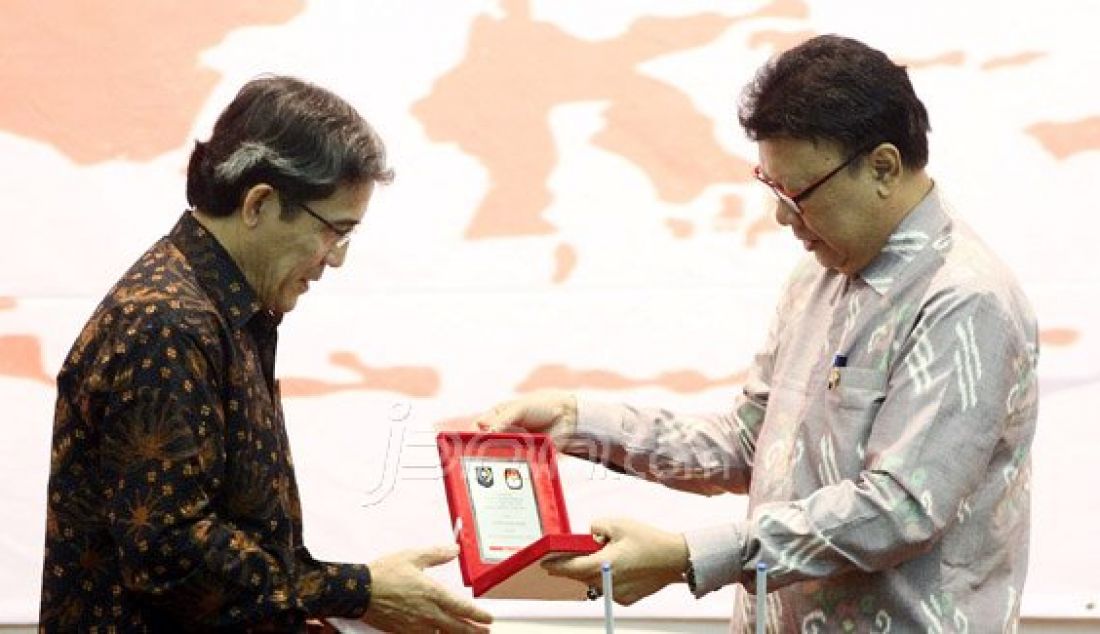 Menteri Dalam Negeri Tjahjo Kumolo menyerahkan Data Penduduk Potensial Pemilih Pilkada (DP4) untuk pilkada serentak 2017 kepada Plt KPU Hadar Nafis Gumay, Jakarta, Kamis (14/7). DP4 diserahkan ke KPU untuk segera diverifikasi, agar tidak membingungkan petugas saat melakukan pencocokan dan penelitian di lapangan. Foto: Ricardo/JPNN.com - JPNN.com