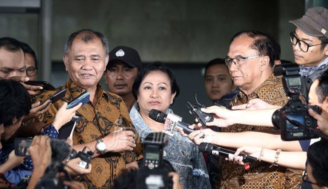 Ketua KPK Agus Rahardjo (kiri) bersama Ketua Wantimpres Sri Adiningsih (tengah) dan anggota Sidarto Danusubroto memberikan keterangan usai melakukan pertemuan, Jakarta, Kamis (14/7). Pertemuan itu membahas penguatan KPK untuk memberantas korupsi di Indonesia. Foto: Ricardo/JPNN.com - JPNN.com