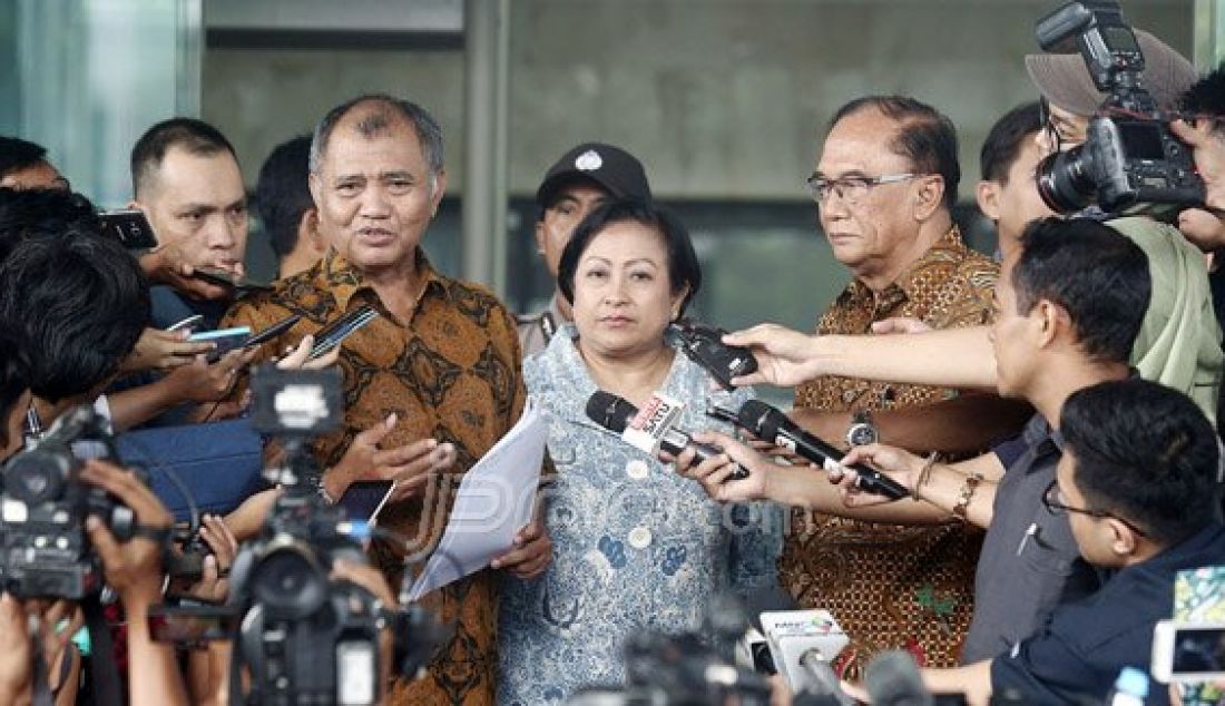 Ketua KPK Agus Rahardjo (kiri) bersama Ketua Wantimpres Sri Adiningsih (tengah) dan anggota Sidarto Danusubroto memberikan keterangan usai melakukan pertemuan, Jakarta, Kamis (14/7). Pertemuan itu membahas penguatan KPK untuk memberantas korupsi di Indonesia. Foto: Ricardo/JPNN.com - JPNN.com