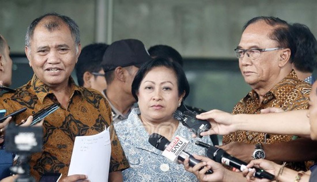 Ketua KPK Agus Rahardjo (kiri) bersama Ketua Wantimpres Sri Adiningsih (tengah) dan anggota Sidarto Danusubroto memberikan keterangan usai melakukan pertemuan, Jakarta, Kamis (14/7). Pertemuan itu membahas penguatan KPK untuk memberantas korupsi di Indonesia. Foto: Ricardo/JPNN.com - JPNN.com