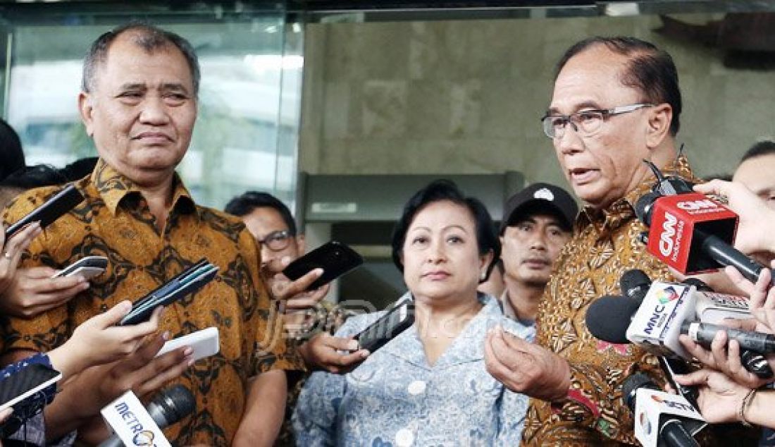 Ketua KPK Agus Rahardjo (kiri) bersama Ketua Wantimpres Sri Adiningsih (tengah) dan anggota Sidarto Danusubroto memberikan keterangan usai melakukan pertemuan, Jakarta, Kamis (14/7). Pertemuan itu membahas penguatan KPK untuk memberantas korupsi di Indonesia. Foto: Ricardo/JPNN.com - JPNN.com