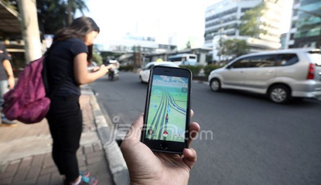 Penggemar Pokemon saat bermain game online Pokemon Go, Jakarta, Kamis (14/7). Games tersebut menjadi buah bibir di seluruh dunia dan akan difilmkan. Foto: Ricardo/JPNN.com - JPNN.com