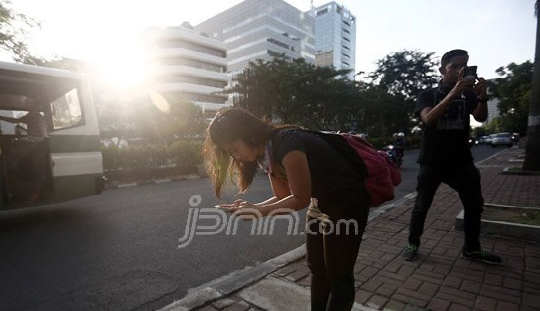 Penggemar Pokemon saat bermain game online Pokemon Go, Jakarta, Kamis (14/7). Games tersebut menjadi buah bibir di seluruh dunia dan akan difilmkan. Foto: Ricardo/JPNN.com - JPNN.com