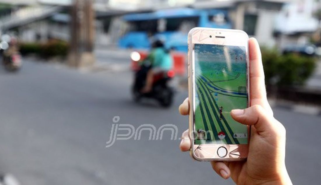 Penggemar Pokemon saat bermain game online Pokemon Go, Jakarta, Kamis (14/7). Games tersebut menjadi buah bibir di seluruh dunia dan akan difilmkan. Foto: Ricardo/JPNN.com - JPNN.com