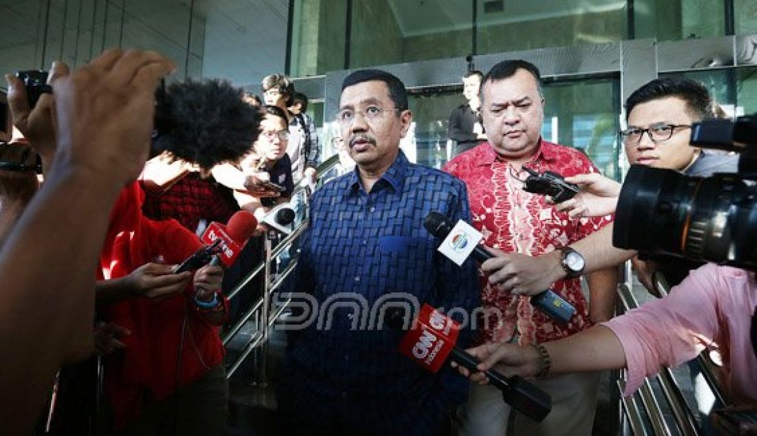 Gubernur Sumatra Utara Tengku Erry Nuradi berjalan meninggalkan ruangaan seusai menjalani pemeriksaan di Gedung KPK, Jakarta, Kamis (14/7). Tengku Erry diperiksa sebagai saksi terkait dugaan kasus suap kepada anggota DPRD Sumut. Foto: Ricardo/JPNN.com - JPNN.com