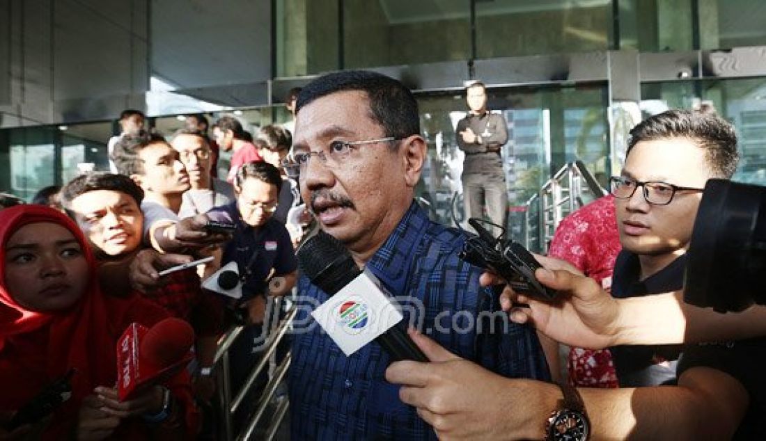 Gubernur Sumatra Utara Tengku Erry Nuradi berjalan meninggalkan ruangaan seusai menjalani pemeriksaan di Gedung KPK, Jakarta, Kamis (14/7). Tengku Erry diperiksa sebagai saksi terkait dugaan kasus suap kepada anggota DPRD Sumut. Foto: Ricardo/JPNN.com - JPNN.com