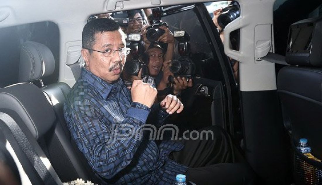 Gubernur Sumatra Utara Tengku Erry Nuradi berjalan meninggalkan ruangaan seusai menjalani pemeriksaan di Gedung KPK, Jakarta, Kamis (14/7). Tengku Erry diperiksa sebagai saksi terkait dugaan kasus suap kepada anggota DPRD Sumut. Foto: Ricardo/JPNN.com - JPNN.com