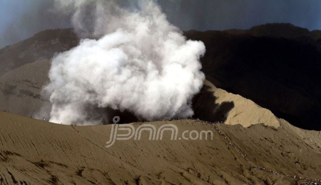 Pemerintah Kabupaten (Pemkab) Probolinggo tengah dilema dalam pelaksanaan perayaan Yadna Kasada tahun ini. Warga suku Tengger tetap ngotot untuk melakukan ritual lurung saji ke Kawah Bromo, meski status Bromo masih waspada dan dilarang memasuki radius 1 kilometer. Foto: Zainalarifin/Radar Bromo - JPNN.com