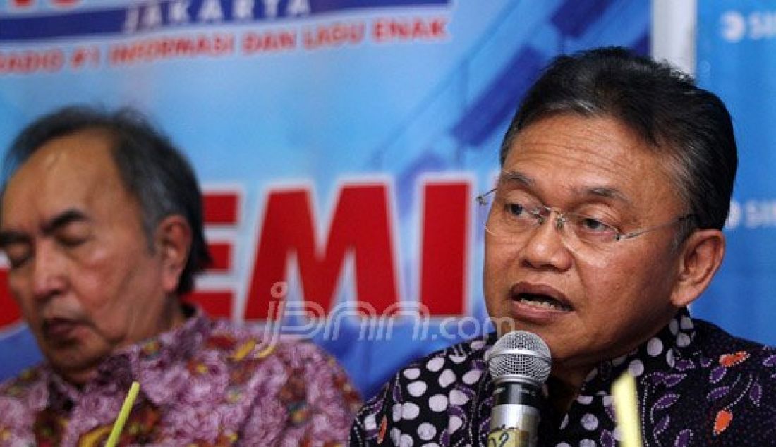 Direktur Jenderal Kefarmasian dan Alat Kesehatan Kementerian Kesehatan Maura Linda Sitanggang menjadi pembicara pada diskusi bertema Jalur Hitam Vaksin Palsu, Jakarta, Sabtu (16/7). Foto : Ricardo/JPNN.com - JPNN.com