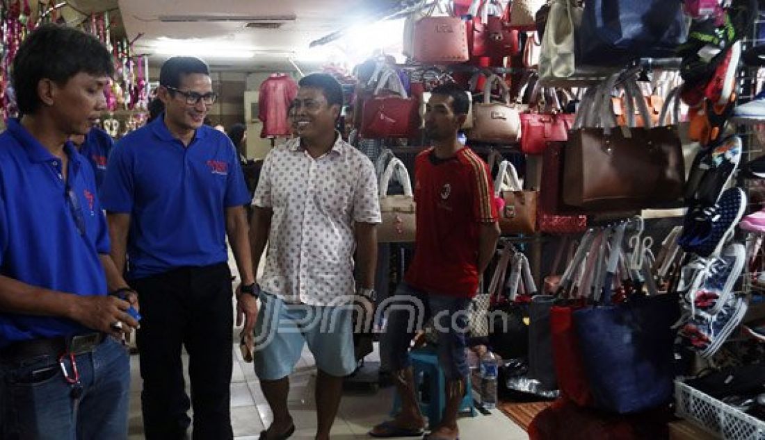 Bakal calon Gubernur DKI Jakarta Sandiaga Uno berkunjung ke Kota Tua, Jakarta Barat, Minggu (17/7). Sandi berdialog dengan para pedagang kaki lima, dan berjanji akan menata para pedagang agar lebih tertib. Foto : Ricardo/JPNN.com - JPNN.com