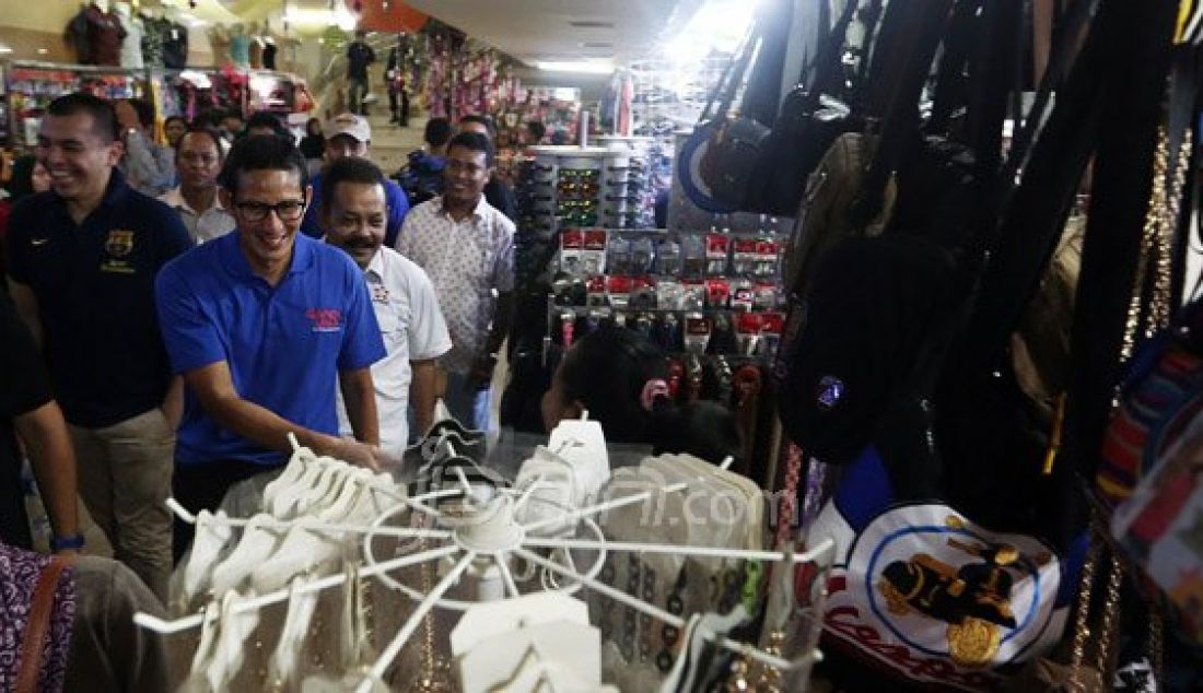 Bakal calon Gubernur DKI Jakarta Sandiaga Uno berkunjung ke Kota Tua, Jakarta Barat, Minggu (17/7). Sandi berdialog dengan para pedagang kaki lima, dan berjanji akan menata para pedagang agar lebih tertib. Foto : Ricardo/JPNN.com - JPNN.com