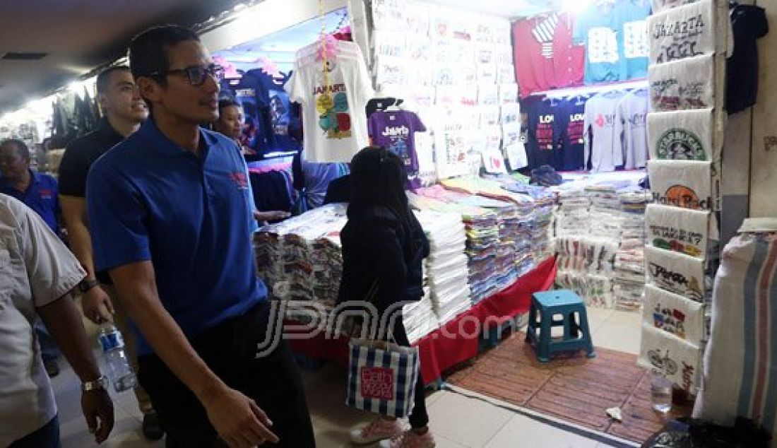 Bakal calon Gubernur DKI Jakarta Sandiaga Uno berkunjung ke Kota Tua, Jakarta Barat, Minggu (17/7). Sandi berdialog dengan para pedagang kaki lima, dan berjanji akan menata para pedagang agar lebih tertib. Foto : Ricardo/JPNN.com - JPNN.com