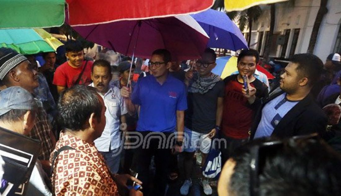 Bakal calon Gubernur DKI Jakarta Sandiaga Uno berkunjung ke Kota Tua, Jakarta Barat, Minggu (17/7). Sandi berdialog dengan para pedagang kaki lima, dan berjanji akan menata para pedagang agar lebih tertib. Foto : Ricardo/JPNN.com - JPNN.com