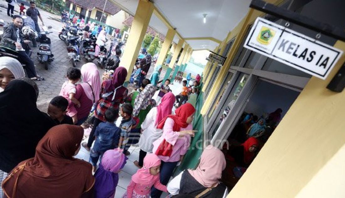 Orang tua siswa saat mengantarkan anaknya ke SDN Nanggerang 01, Tajurhalang, Kabupaten Bogor, Senin (18/7). Para orang tua sangat mendukung dengan intruksi Menteri Pendidikan dan Kebudayaan Anies Baswedan yang menghimbau agar orang tua mengantar anak di hari pertama sekolah dan bertemu dengan gurunya. Foto: Ricardo/JPNN.com - JPNN.com