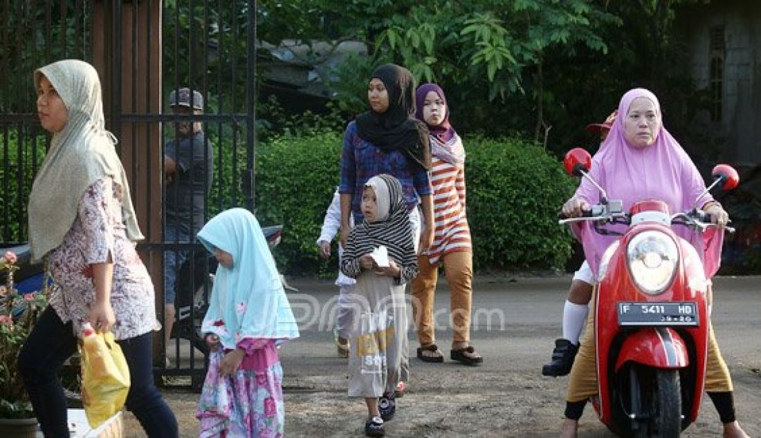 Orang tua siswa saat mengantarkan anaknya ke SDN Nanggerang 01, Tajurhalang, Kabupaten Bogor, Senin (18/7). Para orang tua sangat mendukung dengan intruksi Menteri Pendidikan dan Kebudayaan Anies Baswedan yang menghimbau agar orang tua mengantar anak di hari pertama sekolah dan bertemu dengan gurunya. Foto: Ricardo/JPNN.com - JPNN.com