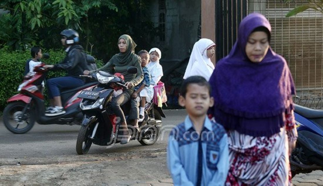 Orang tua siswa saat mengantarkan anaknya ke SDN Nanggerang 01, Tajurhalang, Kabupaten Bogor, Senin (18/7). Para orang tua sangat mendukung dengan intruksi Menteri Pendidikan dan Kebudayaan Anies Baswedan yang menghimbau agar orang tua mengantar anak di hari pertama sekolah dan bertemu dengan gurunya. Foto: Ricardo/JPNN.com - JPNN.com