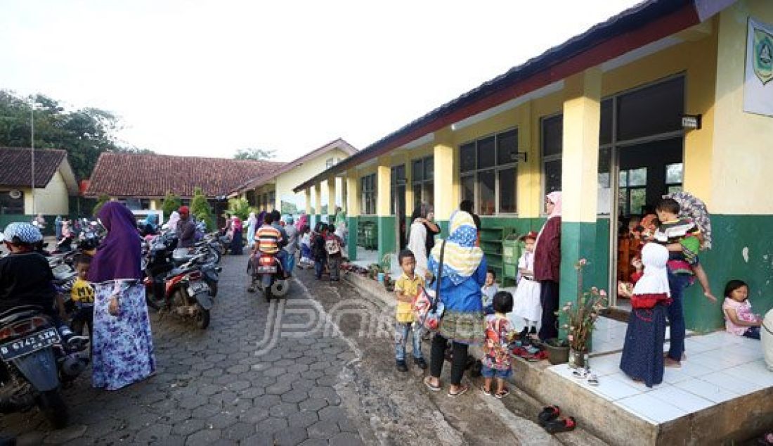 Orang tua siswa saat mengantarkan anaknya ke SDN Nanggerang 01, Tajurhalang, Kabupaten Bogor, Senin (18/7). Para orang tua sangat mendukung dengan intruksi Menteri Pendidikan dan Kebudayaan Anies Baswedan yang menghimbau agar orang tua mengantar anak di hari pertama sekolah dan bertemu dengan gurunya. Foto: Ricardo/JPNN.com - JPNN.com