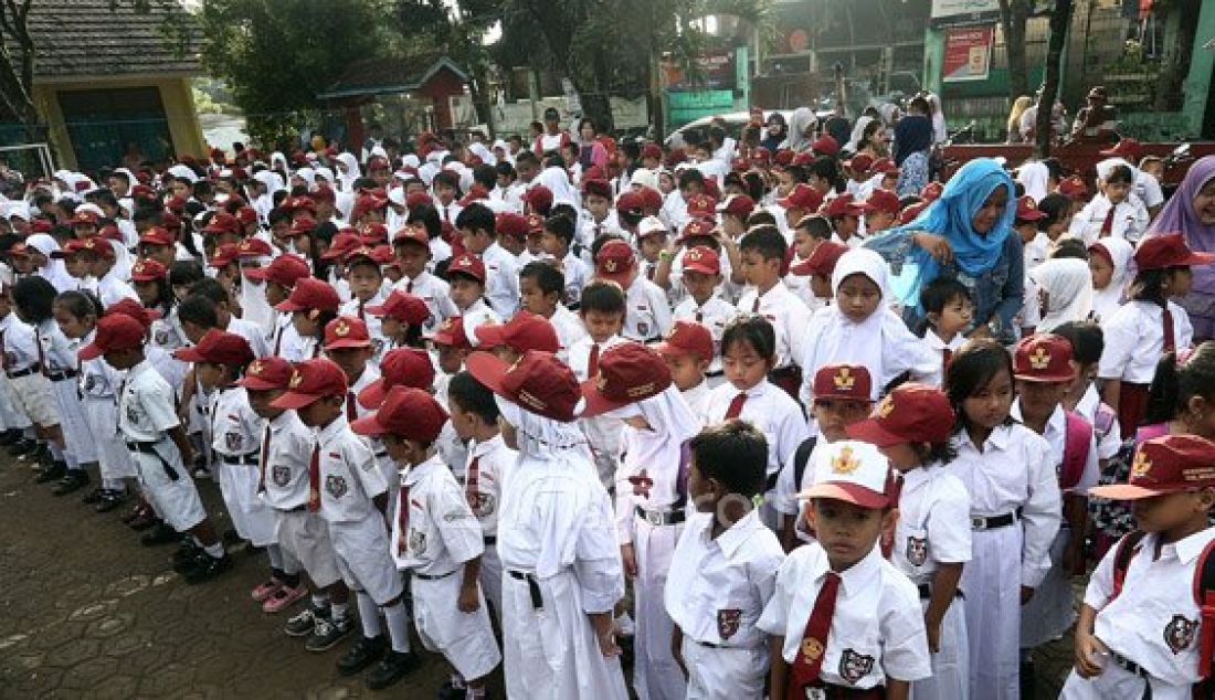 Orang tua siswa mengantarkan anaknya di SDN Nanggerang 02, Tajuhalang, Bogor, Senin (18/7). Para orang tua sangat mendukung intruksi Menteri Pendidikan dan Kebudayaan Anies Baswedan yang menghimbau agar orang tua mengantar anak di hari pertama sekolah dan bertemu dengan gurunya. Foto: Ricardo/JPNN.com - JPNN.com