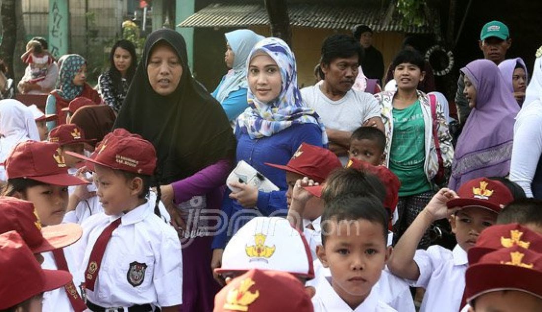 Orang tua siswa mengantarkan anaknya di SDN Nanggerang 02, Tajuhalang, Bogor, Senin (18/7). Para orang tua sangat mendukung intruksi Menteri Pendidikan dan Kebudayaan Anies Baswedan yang menghimbau agar orang tua mengantar anak di hari pertama sekolah dan bertemu dengan gurunya. Foto: Ricardo/JPNN.com - JPNN.com