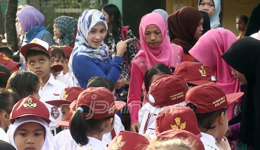 Orang tua siswa mengantarkan anaknya di SDN Nanggerang 02, Tajuhalang, Bogor, Senin (18/7). Para orang tua sangat mendukung intruksi Menteri Pendidikan dan Kebudayaan Anies Baswedan yang menghimbau agar orang tua mengantar anak di hari pertama sekolah dan bertemu dengan gurunya. Foto: Ricardo/JPNN.com - JPNN.com