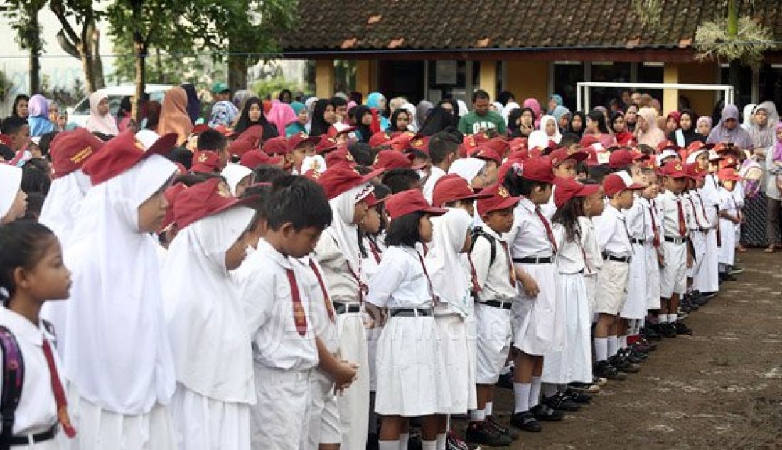 Orang tua siswa mengantarkan anaknya di SDN Nanggerang 02, Tajuhalang, Bogor, Senin (18/7). Para orang tua sangat mendukung intruksi Menteri Pendidikan dan Kebudayaan Anies Baswedan yang menghimbau agar orang tua mengantar anak di hari pertama sekolah dan bertemu dengan gurunya. Foto: Ricardo/JPNN.com - JPNN.com