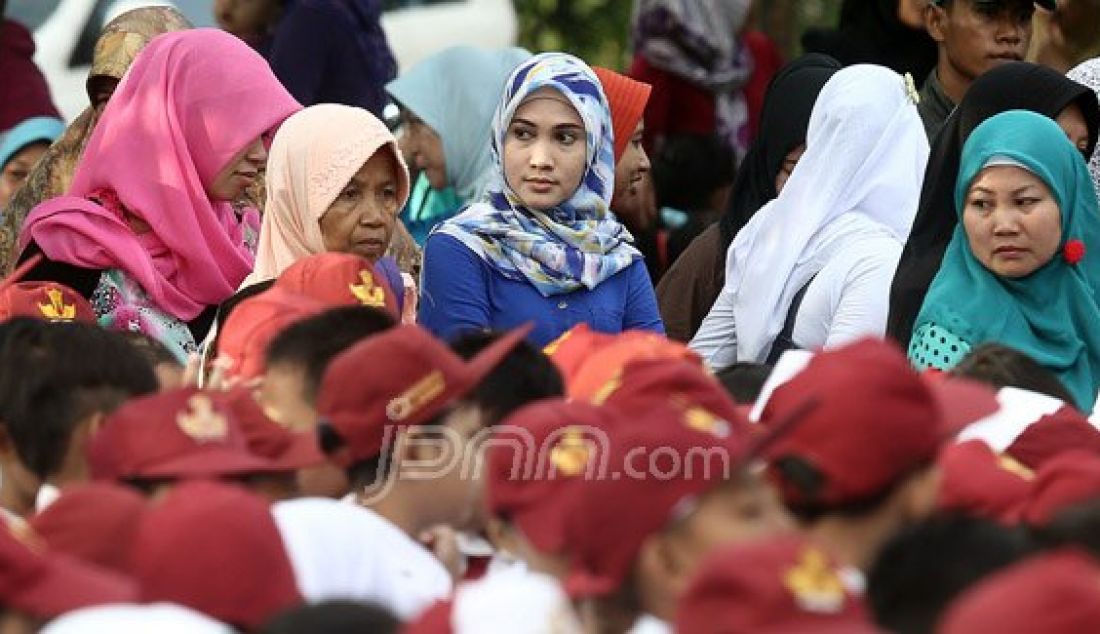 Orang tua siswa mengantarkan anaknya di SDN Nanggerang 02, Tajuhalang, Bogor, Senin (18/7). Para orang tua sangat mendukung intruksi Menteri Pendidikan dan Kebudayaan Anies Baswedan yang menghimbau agar orang tua mengantar anak di hari pertama sekolah dan bertemu dengan gurunya. Foto: Ricardo/JPNN.com - JPNN.com