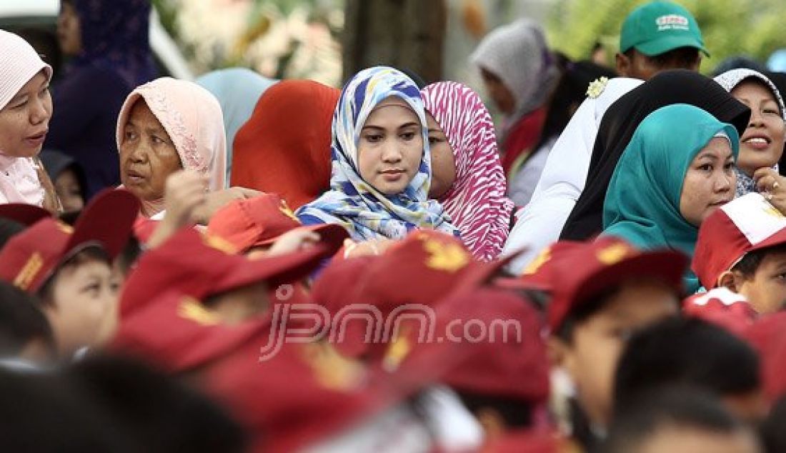 Orang tua siswa mengantarkan anaknya di SDN Nanggerang 02, Tajuhalang, Bogor, Senin (18/7). Para orang tua sangat mendukung intruksi Menteri Pendidikan dan Kebudayaan Anies Baswedan yang menghimbau agar orang tua mengantar anak di hari pertama sekolah dan bertemu dengan gurunya. Foto: Ricardo/JPNN.com - JPNN.com