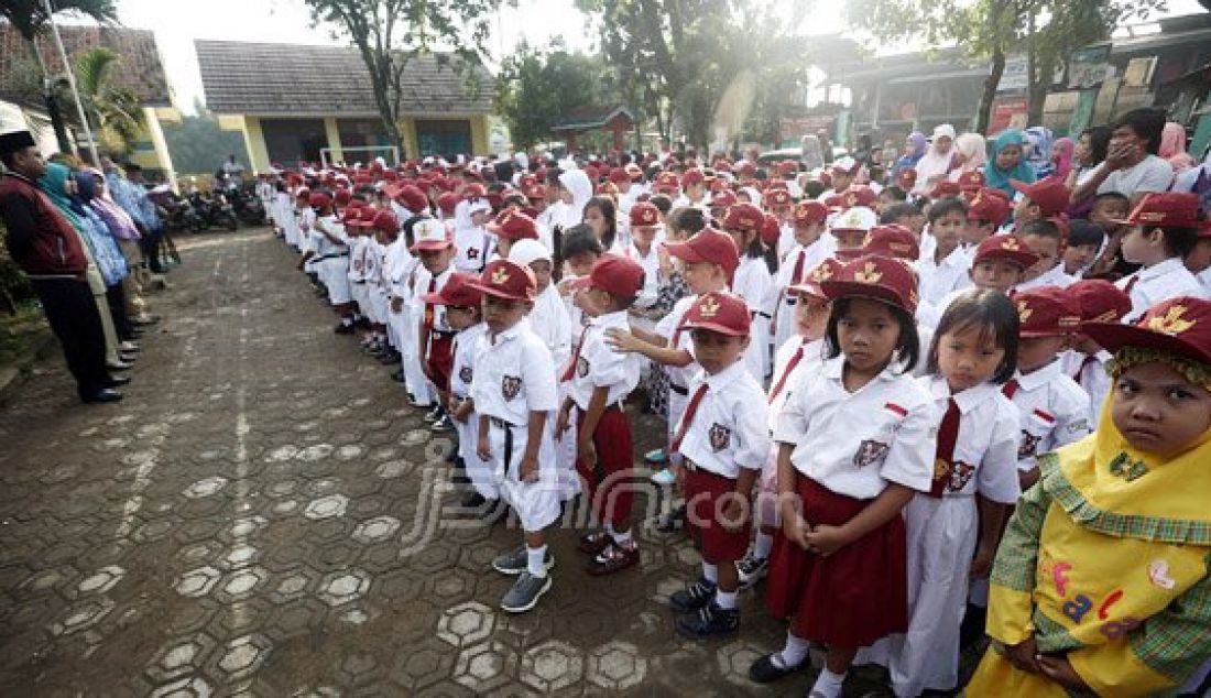 Orang tua siswa mengantarkan anaknya di SDN Nanggerang 02, Tajuhalang, Bogor, Senin (18/7). Para orang tua sangat mendukung intruksi Menteri Pendidikan dan Kebudayaan Anies Baswedan yang menghimbau agar orang tua mengantar anak di hari pertama sekolah dan bertemu dengan gurunya. Foto: Ricardo/JPNN.com - JPNN.com