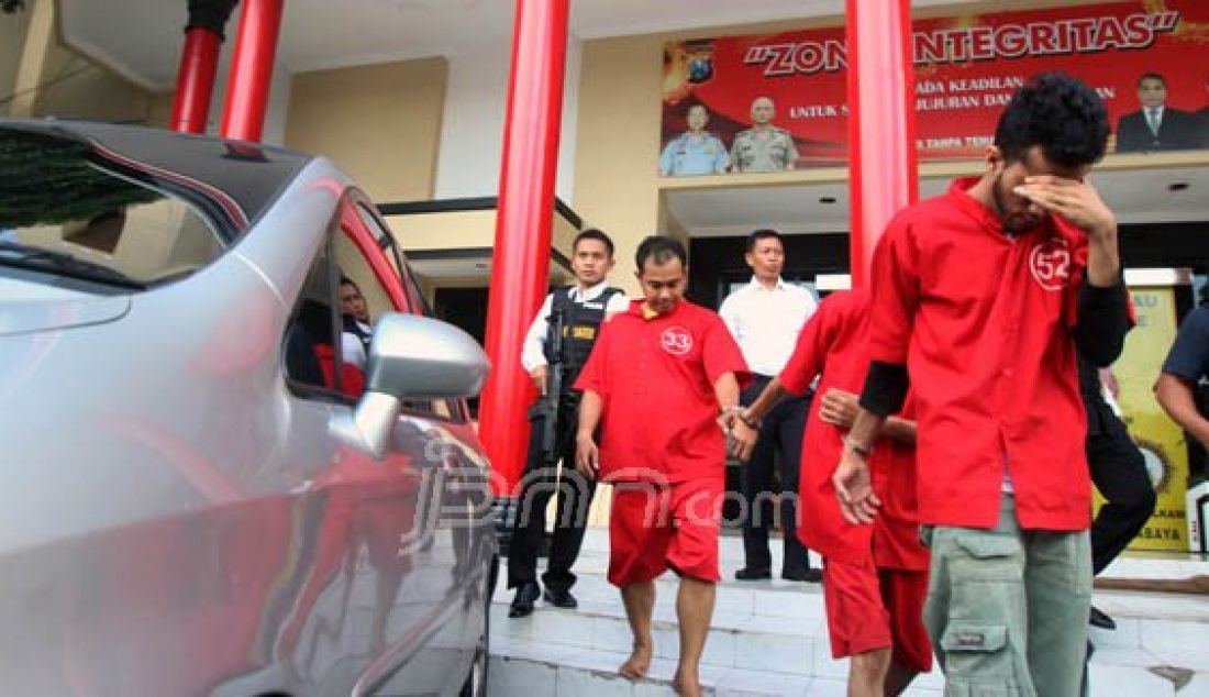 Ketiga tersangka pencurian mobil beserta barang bukti yang berhasil diamankan di Mapolrestabes Surabaya, Senin (18/7). Foto: Satria/Radar Surabaya - JPNN.com