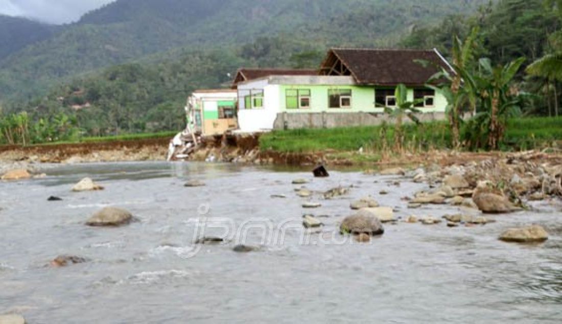 TINGGAL PUING: Bangunan SDN 1 Bendoroto, Desa Bendoroto Kecamatan Munjungan, Trenggalek, Jawa Timut nampak hancur pasca diterjang banjir bandang pada pekan lalu, Senin (18/7). Foto: Choirurrozaq/Radar Tulungagung - JPNN.com