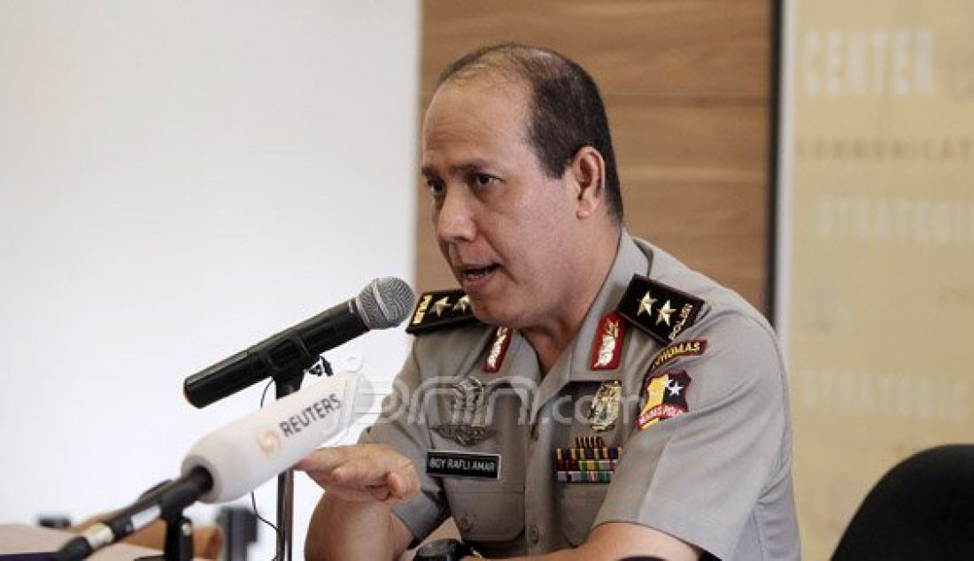 Kadiv Humas Polri Irjen Boy Rafli Amar menggelar konferensi pers terkait baku tembak antara tim gabungan TNI-Polri dengan Kelompok Santoso di Poso, Jakarta, Selasa (19/7). Polri memastikan bahwa salah satu korban yang tewas ditembak merupakan teroris Santoso. Foto: Ricardo/JPNN.com - JPNN.com