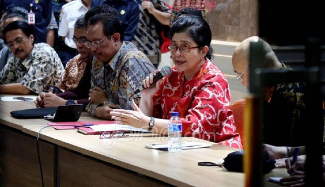 Menteri Kesehatan (Menkes) Nila F. Moloek didampingi sejumlah asosiasi di bidang kesehatan memberikan keterangan terkait vaksin palsu, Jakarta, Selasa (19/7). Menkes memastikan vaksin dari pemerintah tidak ada yang dipalsukan dan imunisasi harus tetap berjalan. Foto: Imam/Jawa Pos - JPNN.com