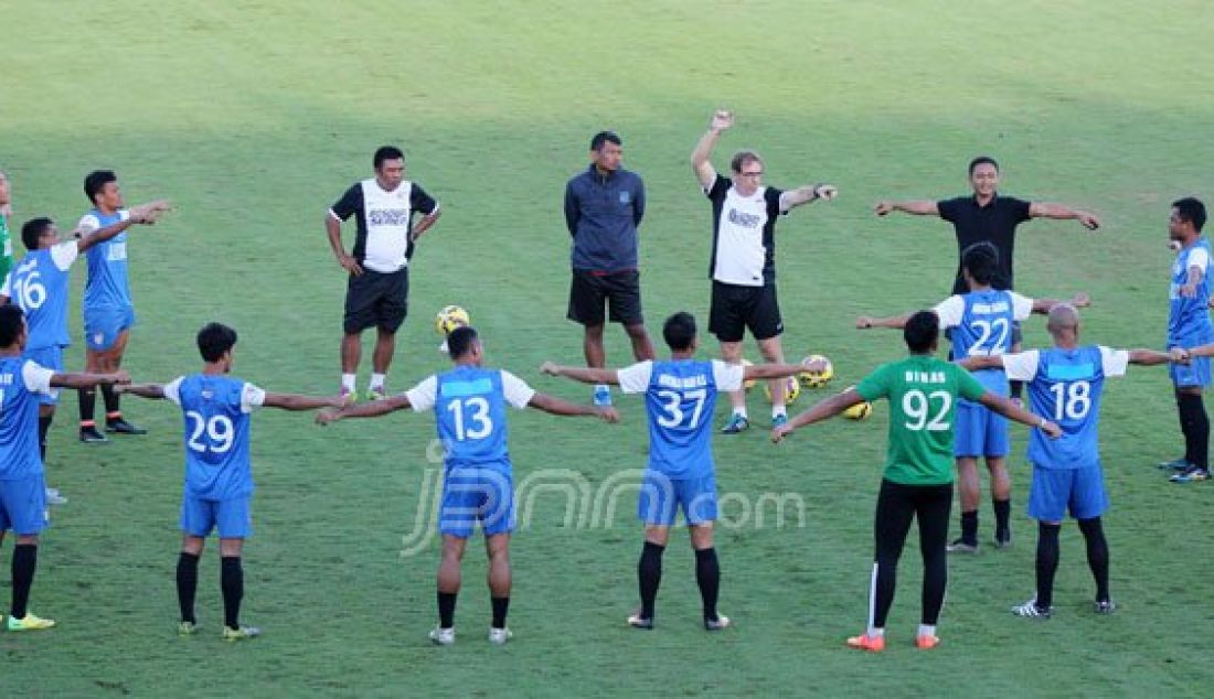 Tim PSM Makasar saat menjalani latihan di Stadion Gelora Bangkalan, Selasa (19/7). latihan untuk persiapan menghadapi Madura United dalam Laga lanjutan ISC-A. Foto: Allex/Radar Madura - JPNN.com