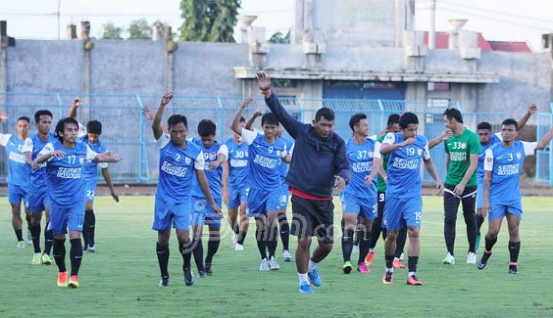Tim PSM Makasar saat menjalani latihan di Stadion Gelora Bangkalan, Selasa (19/7). latihan untuk persiapan menghadapi Madura United dalam Laga lanjutan ISC-A. Foto: Allex/Radar Madura - JPNN.com