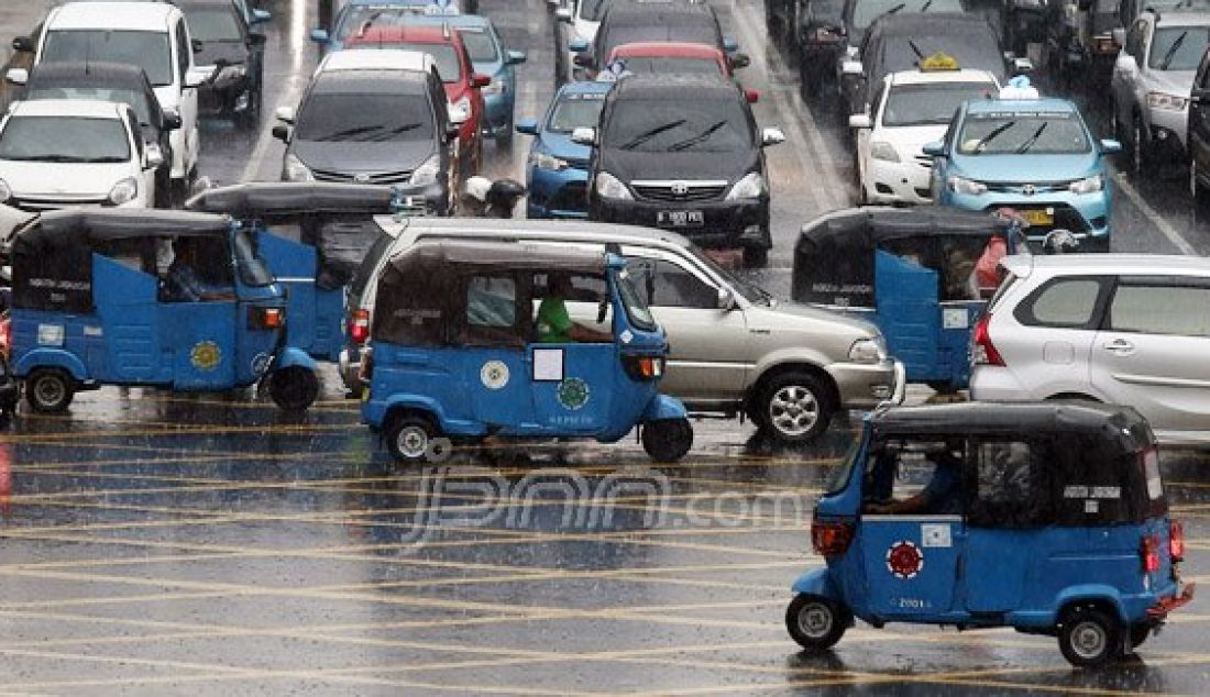 Bajaj melintasi perempatan Sarinah MH Thamrin, Jakarta, Rabu (20/7). Organda dan Dinas Perhubungan DKI Jakarta berencana akan mengganti Bajaj menjadi kendaraan roda empat agar tidak bertentangan dengan Undang-Undang Nomor 22 Tahun 2009 pada tahun depan. Foto: Ricardo/JPNN.com - JPNN.com