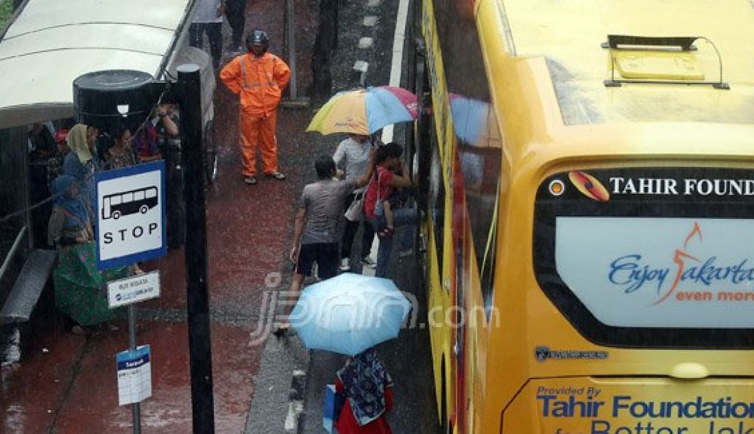 Sejumlah pejalan kaki menyebrangi Jl. MH Thamrin saat hujan deras mengguyur kawasan Sarinah Thamrin, Jakarta, Rabu (20/7). Menurut Sub-Bidang Informasi Meteorologi BMKG. musim kemarau tahun ini akan mundur dari siklus musim kemarau pada umumnya. Foto: Ricardo/JPNN.com - JPNN.com