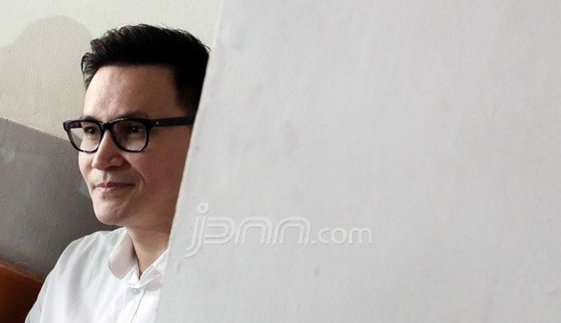 Selebriti Marcelino Lefrandt menghadiri sidang perceraiannya dengan istrinya Dewi Rezer di Pengadilan Negeri Jakarta Selatan, Jakarta, Kamis (21/7). Dewi Rezer tidak hadir pada sidang kali ini. Foto: Ricardo/JPNN.com - JPNN.com