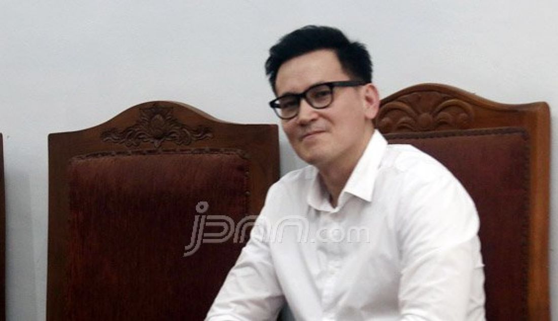 Selebriti Marcelino Lefrandt menghadiri sidang perceraiannya dengan istrinya Dewi Rezer di Pengadilan Negeri Jakarta Selatan, Jakarta, Kamis (21/7). Dewi Rezer tidak hadir pada sidang kali ini. Foto: Ricardo/JPNN.com - JPNN.com